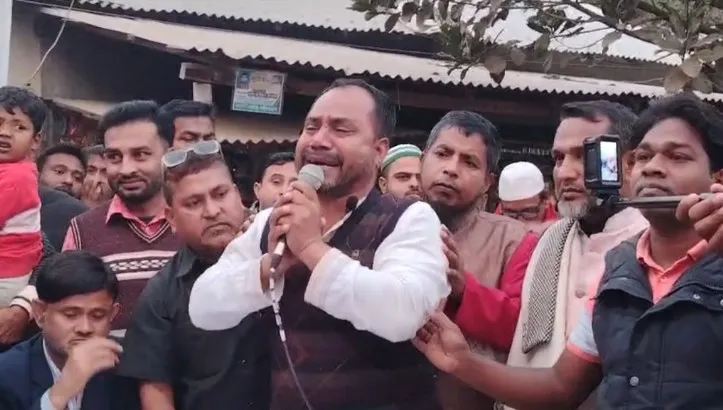 পথসভায় কেঁদেকেটে মাটিতে লুটিয়ে পড়ে ভোট চাইলেন যুবদল নেতা, পেলেন শোকজ